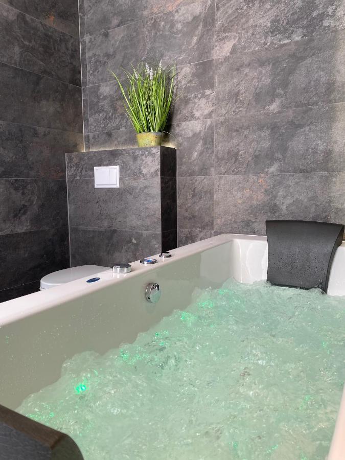 Apartament Bialy Z Jacuzzi คราคูฟ ภายนอก รูปภาพ
